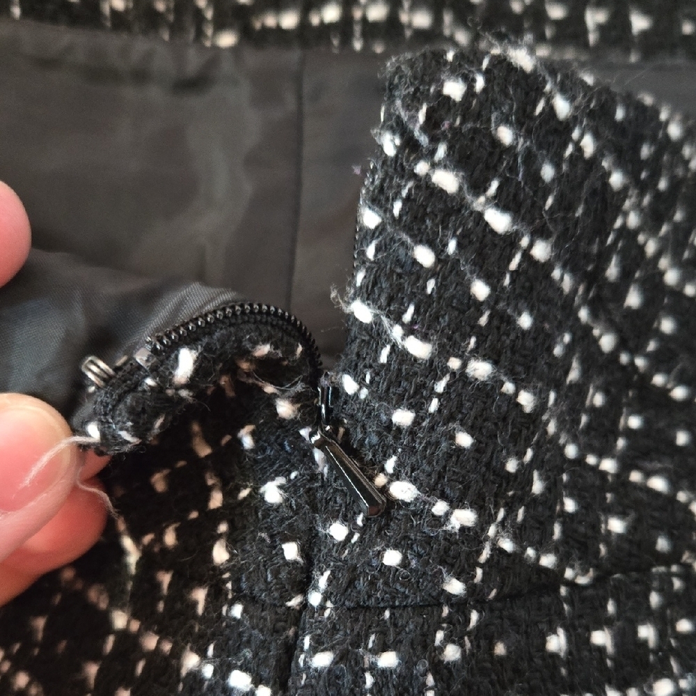 LOFT Black and White Tweed Mini Skirt Size 8 - Picture 5 of 5